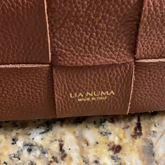 Elegant Brown Woven Crossbody Bag - Picture 5 of 11